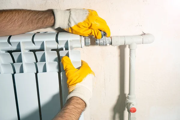 Instalação Radiador Aquecimento Bimetálico Durante Reparos Apartamento — Fotografia de Stock