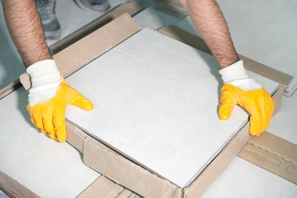 Tiler Segurando Uma Pilha Azulejos Pacote — Fotografia de Stock