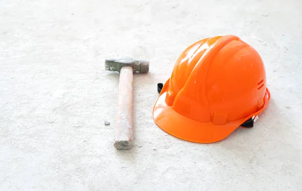 Casco Sicurezza Arancione Martello Uno Sfondo Conrete — Foto Stock