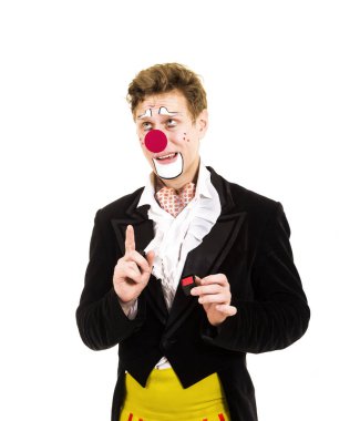 Komik bir tabir ile mutlu bir palyaço. İzole görüntü beyaz arka plan üzerinde Studio vurdu.