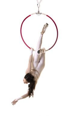 Genç bir kız akrobatik öğeleri hava ringde gerçekleştirir. Stüdyo performansları beyaz bir arka plan üzerinde çekim.