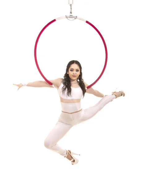 Młoda Dziewczyna Wykonuje Elementy Akrobatyczne Pierścień Powietrza Studio Strzelectwo Występów — Zdjęcie stockowe
