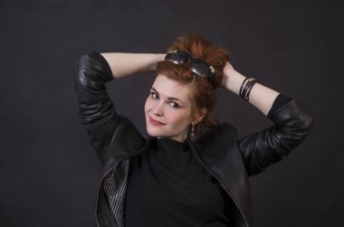 Duygusal esmer bir deri pelerin stüdyoda poz. Karanlık bir arka plan üzerinde izole görüntü.