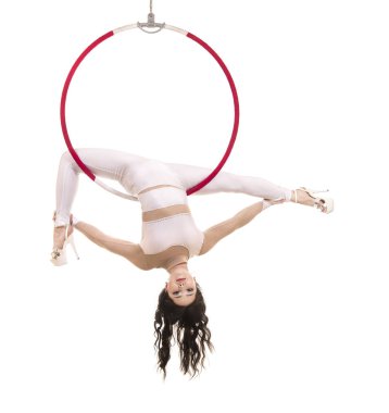 Genç bir kız akrobatik öğeleri hava ringde gerçekleştirir. Stüdyo performansları beyaz bir arka plan üzerinde çekim.