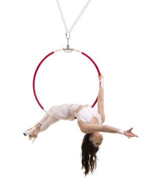 Genç bir kız akrobatik öğeleri hava ringde gerçekleştirir. Stüdyo performansları beyaz bir arka plan üzerinde çekim.