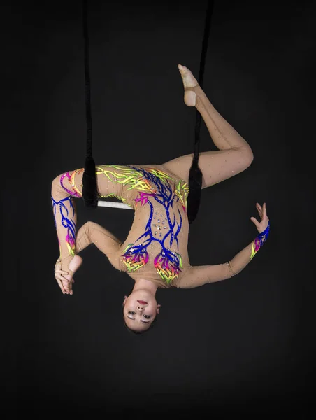 Una Joven Realiza Los Elementos Acrobáticos Trapecio Aire Estudio Rodaje —  Fotos de Stock