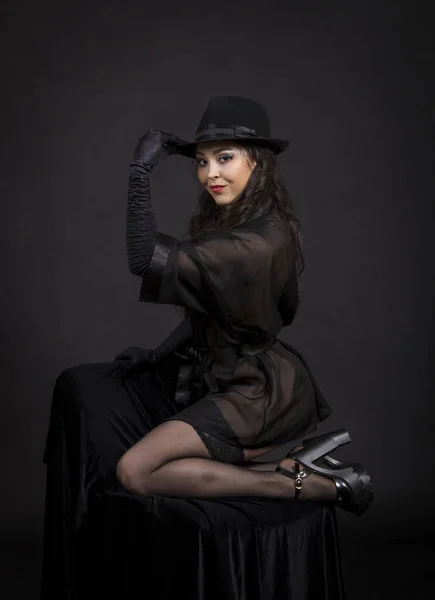 Siyah Ceket Siyah Eldiven Siyah Şapka Dans Güzel Genç Kız — Stok fotoğraf