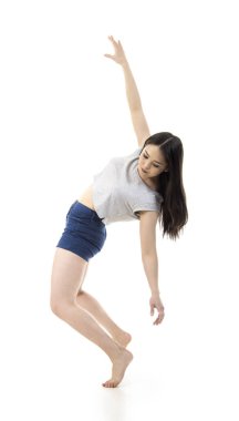 Şort ve tişört modern bale bir genç kız. Stüdyo beyaz zemin üzerine vurdu. İzole görüntü.