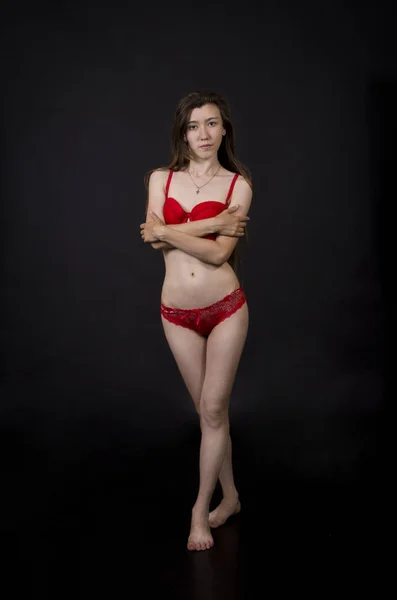 Genç Kadın Kırmızı Çamaşırı Siyah Bir Arka Plan Üzerinde Çekim — Stok fotoğraf