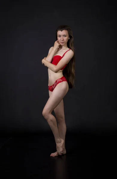赤い下着で若い女性 黒の背景に撮影スタジオ — ストック写真