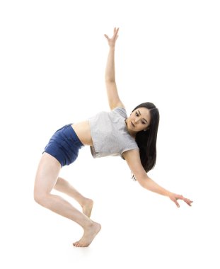 Şort ve tişört modern bale bir genç kız. Stüdyo beyaz zemin üzerine vurdu. İzole görüntü.