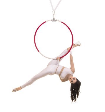 Genç bir kız akrobatik öğeleri hava ringde gerçekleştirir. Stüdyo performansları beyaz bir arka plan üzerinde çekim.
