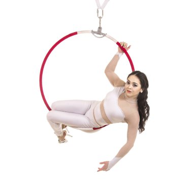 Genç bir kız akrobatik öğeleri hava ringde gerçekleştirir. Stüdyo performansları beyaz bir arka plan üzerinde çekim.