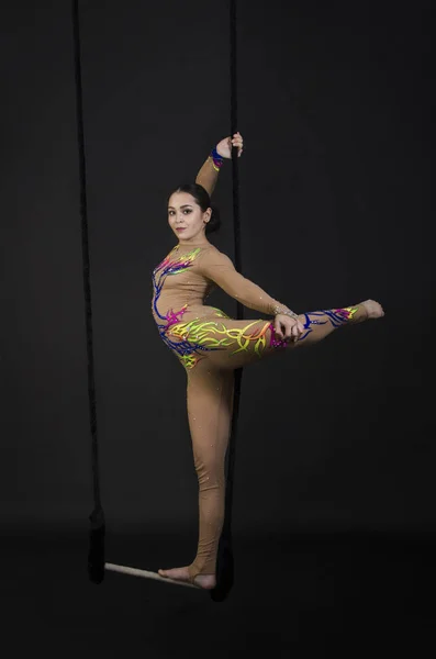 Una Joven Realiza Los Elementos Acrobáticos Trapecio Aire Estudio Rodaje — Foto de Stock