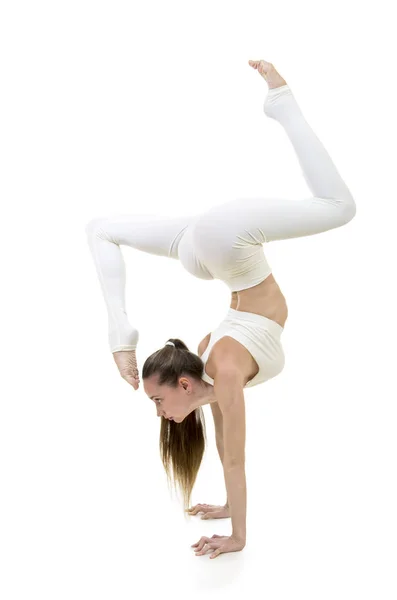Mladá Žena Bílém Obleku Provádí Akrobatické Prvky Jóga Studio Záběr — Stock fotografie