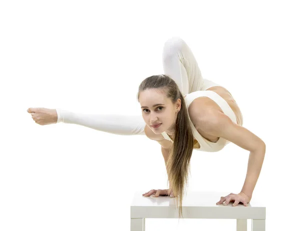 Une Jeune Femme Costume Blanc Effectue Des Exercices Acrobatiques Yoga — Photo