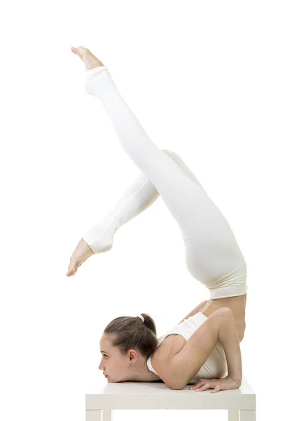 Uma Jovem Mulher Terno Branco Executa Elementos Acrobáticos Ioga Estúdio — Fotografia de Stock