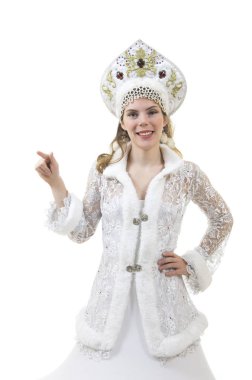 Uzun saçlı, güzel, güzel, mutlu kadın giyinmiş Noel Baba gülümseyen. Noel - yeni yıl karnaval. Beyaz arka plan üzerinde izole görüntü.