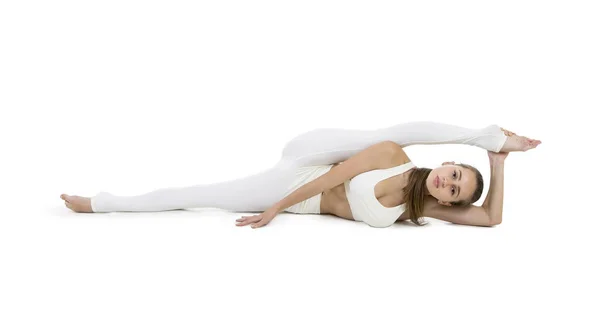 Een Jonge Vrouw Een Wit Pak Voert Acrobatische Elementen Yoga — Stockfoto