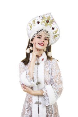 Güzel, mutlu, uzun saçlı, Noel Baba gibi giyinmiş, gülümseyen genç bir kadın. Noel-Yeni Yıl Karnavalı. Beyaz arkaplanda izole resimler.
