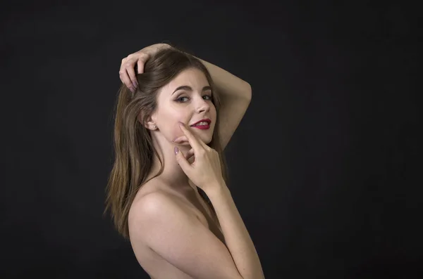 Portret Brunetka Długie Włosy Makijaż Ciemnym Tle Łapka Ciemnym Tle — Zdjęcie stockowe