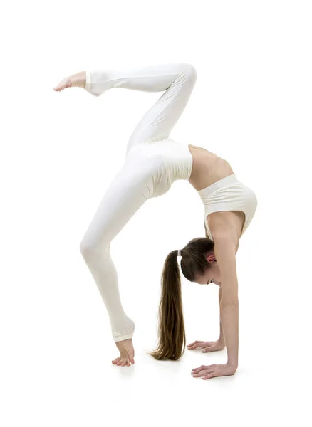 Beyaz Elbiseli Genç Bir Kadın Akrobatik Öğeleri Yoga Gerçekleştirir Stüdyo — Stok fotoğraf