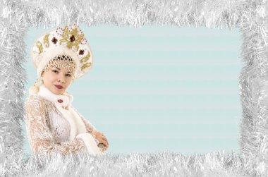 Noel tasarım-Noel kartı ile güzel bir Noel Baba tarafından Çam iğneleri metni için bir yer ile sınırlanmıştır, genç gülümseyen kadın kılığında. Stüdyo fotoğrafçılığı.