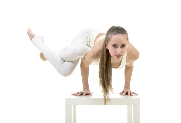 Une Jeune Femme Costume Blanc Effectue Des Exercices Acrobatiques Yoga — Photo