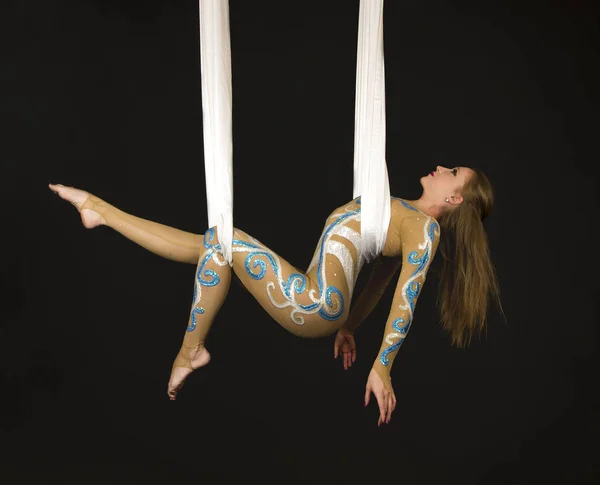 Una Chica Joven Sonriente Traje Haciendo Ejercicios Sobre Seda Blanca —  Fotos de Stock