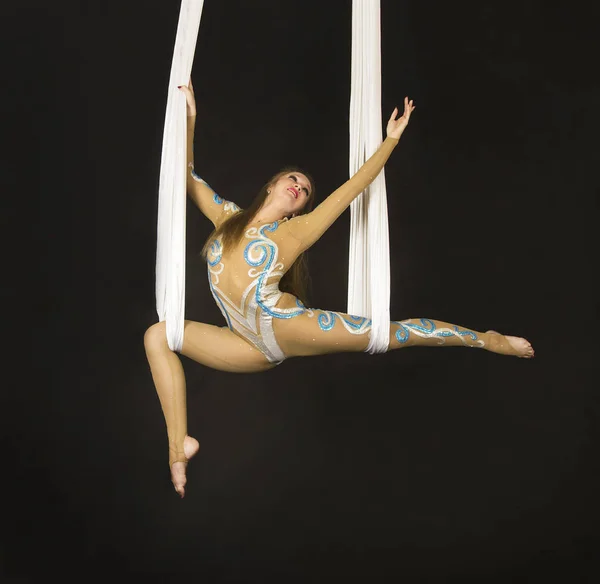 Una Chica Joven Sonriente Traje Haciendo Ejercicios Sobre Seda Blanca —  Fotos de Stock