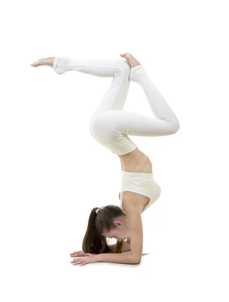 Młoda Kobieta Białym Garniturze Wykonuje Elementy Akrobatyczne Jogi Studio Strzał — Zdjęcie stockowe