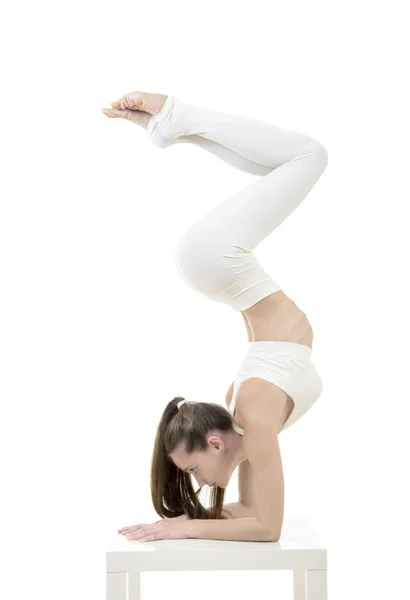 Beyaz Elbiseli Genç Bir Kadın Akrobatik Öğeleri Yoga Gerçekleştirir Stüdyo — Stok fotoğraf