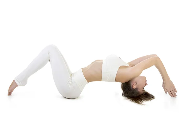 Mladá Žena Bílém Obleku Provádí Akrobatické Prvky Jóga Studio Záběr — Stock fotografie