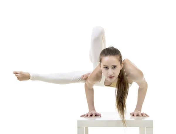 Une Jeune Femme Costume Blanc Effectue Des Exercices Acrobatiques Yoga — Photo