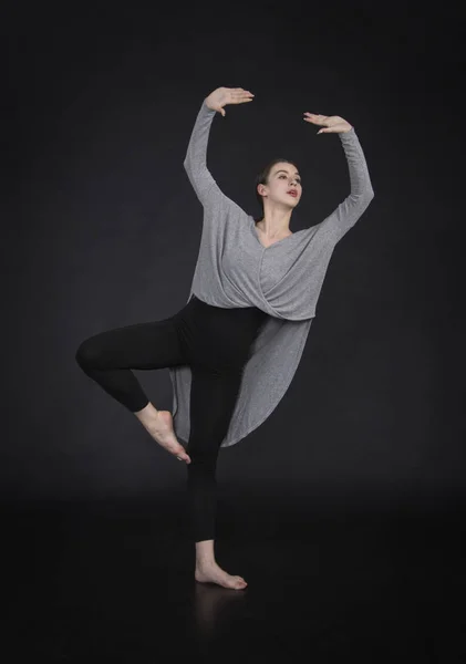 Ragazza Abito Danza Coreografia Moderna Studio Girato Sfondo Scuro — Foto Stock