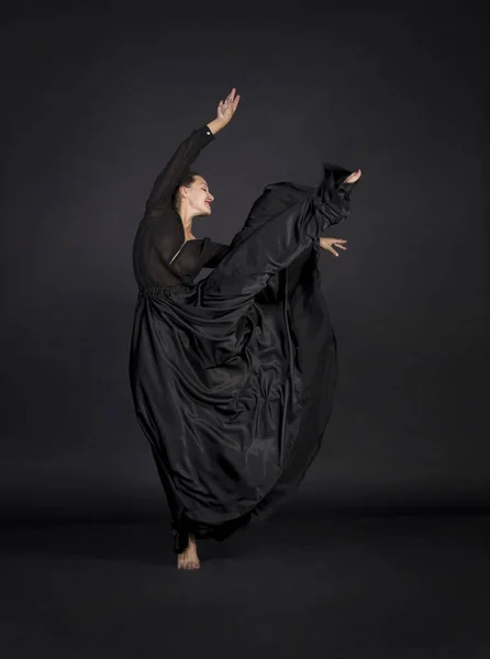 Una Chica Joven Sonriente Traje Negro Bailando Coreografía Moderna Escena — Foto de Stock