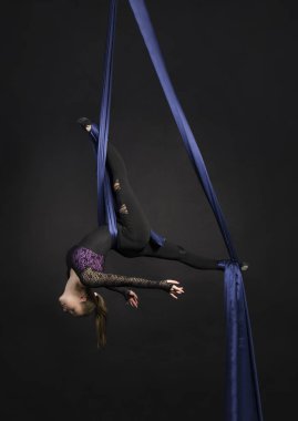 İpek yapan aerialist. Karanlık bir arka plan üzerinde çekim stüdyo.