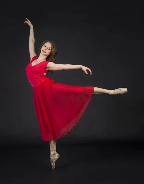 Una Chica Pelo Largo Rojo Bailando Ballet Fotografía Estudio Sobre — Foto de Stock