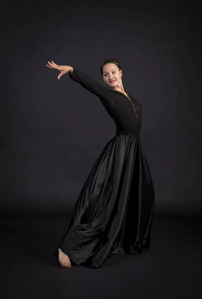 Una Chica Joven Sonriente Traje Negro Bailando Coreografía Moderna Escena — Foto de Stock