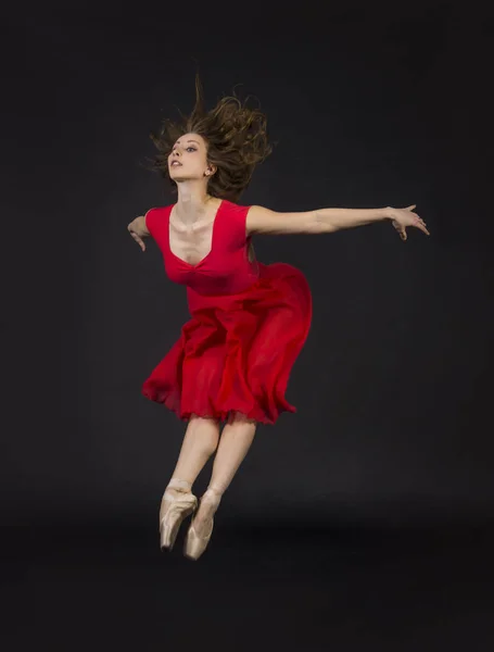 Uma Rapariga Cabelo Comprido Vermelho Dançar Ballet Fotografia Estúdio Fundo — Fotografia de Stock