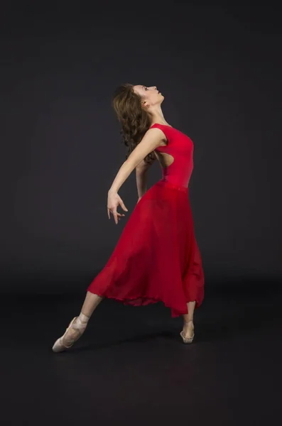 Una Chica Pelo Largo Rojo Bailando Ballet Fotografía Estudio Sobre — Foto de Stock