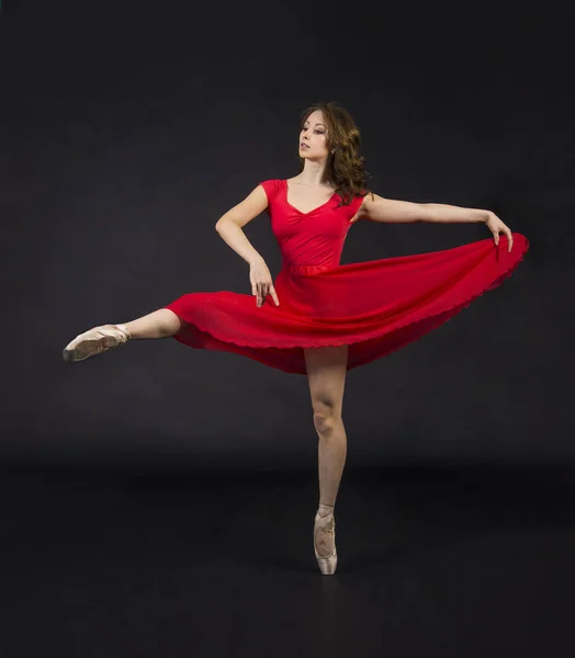 Una Chica Pelo Largo Rojo Bailando Ballet Fotografía Estudio Sobre — Foto de Stock