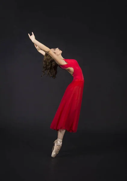 Una Chica Pelo Largo Rojo Bailando Ballet Fotografía Estudio Sobre — Foto de Stock