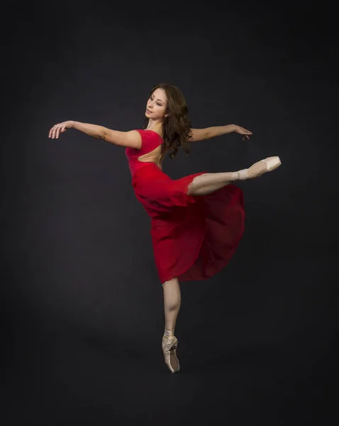 Una Chica Pelo Largo Rojo Bailando Ballet Fotografía Estudio Sobre — Foto de Stock