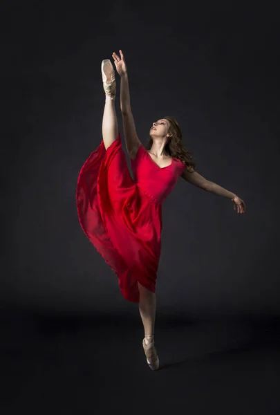 Uma Rapariga Cabelo Comprido Vermelho Dançar Ballet Fotografia Estúdio Fundo — Fotografia de Stock