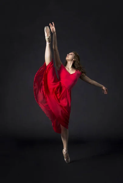 Una Ragazza Con Capelli Lunghi Rosso Ballerina Studio Fotografia Sfondo — Foto Stock