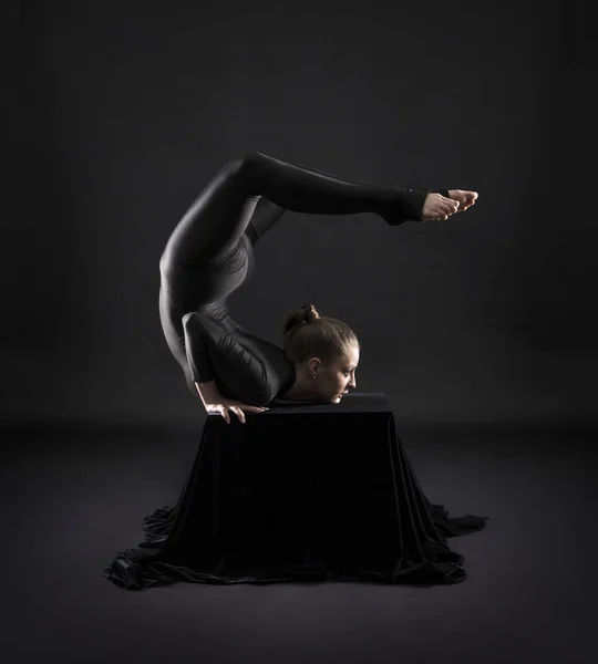 Uzun Saçlı Siyah Elbiseli Kız Gerçekleştiren Jimnastik Egzersizleri Koyu Arka — Stok fotoğraf