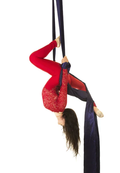 Młoda Dziewczyna Długimi Włosami Czerwonym Kolorze Wykonuje Gimnastyka Ćwiczenia Cyrk — Zdjęcie stockowe