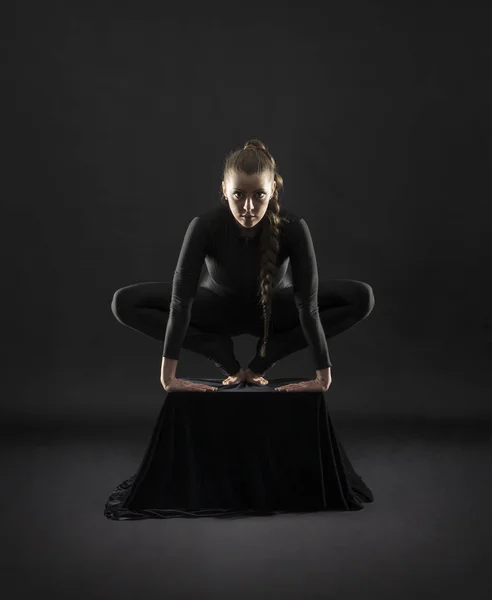 Дівчина Чорному Костюмі Довгим Волоссям Виконує Гімнастичні Вправи Студійний Знімок — стокове фото