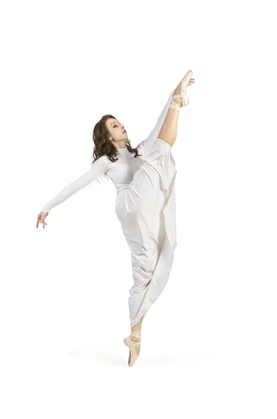 バレエを踊る白いドレスの女の子 白い背景に 孤立した画像に撮影スタジオ — ストック写真